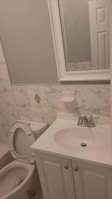 Room In A Beach House With King Size Bed In A Landlord Hosted Three Bedroom Apartment New York Exteriér fotografie