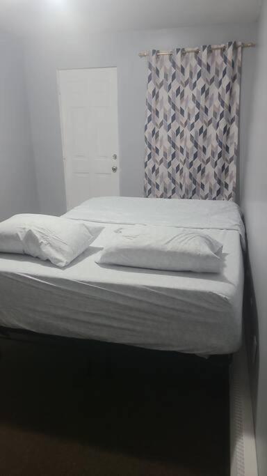 Room In A Beach House With King Size Bed In A Landlord Hosted Three Bedroom Apartment New York Exteriér fotografie